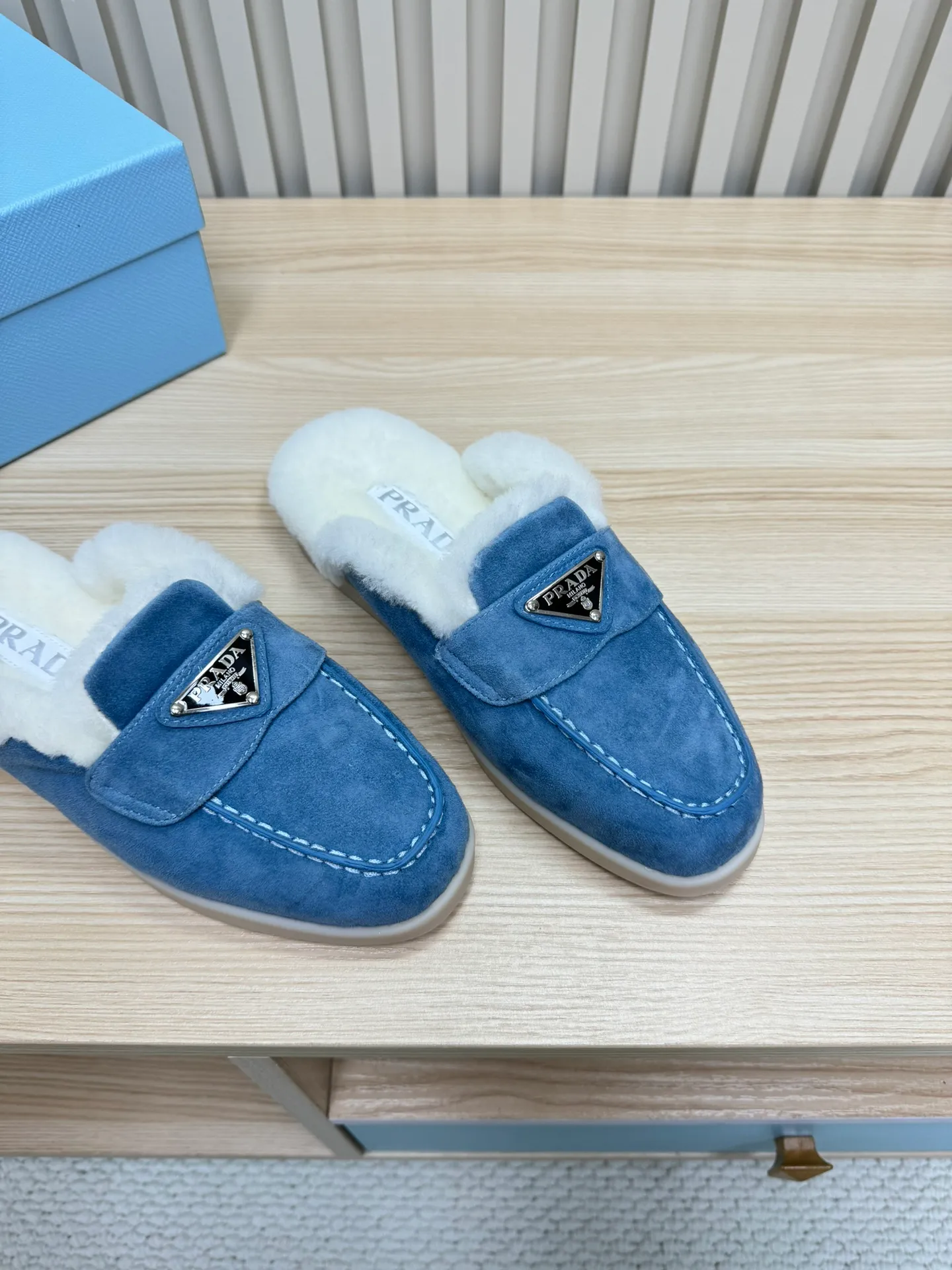 👟👟Ex-factory price 600👟👟 Prada / Prada (men and women) 24 new autumn and winter wool lining / loafers, wool collar echoes the design up and down! The Prada brand logo is outlined to highlight the high-end atmosphere! Made of sheepskin lining imported from Australia, the warmth retention effect in winter is great 👍 Fabric: Imported two-layer frosted cowhide Lining: Sheepskin imported from Australia One-piece Outsole: Original Tpu absorbent film outsole Female size: 35～41 (41 customized) Male size: 39～45 (45 customized)